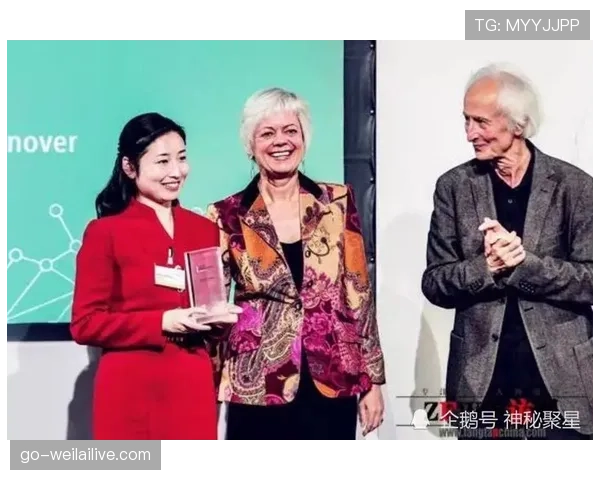 朱雪莹穿得像学生会主席，真没想到她赛场外还有这么一套生活风格！